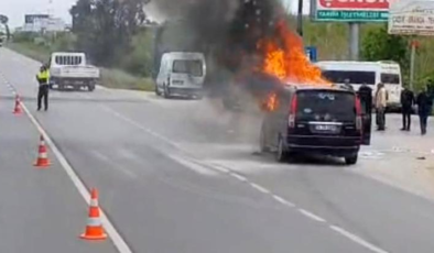 Seyir halindeki hafif ticari araçta yangın çıktı