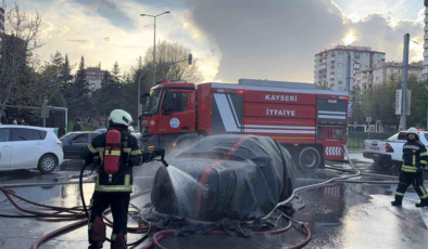 Alev alan elektrikli otomobil yangın battaniyesiyle söndürüldü