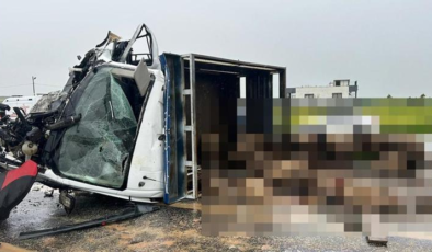 Kamyonet ile otomobil çarpıştı: 2 ölü, 3 yaralı