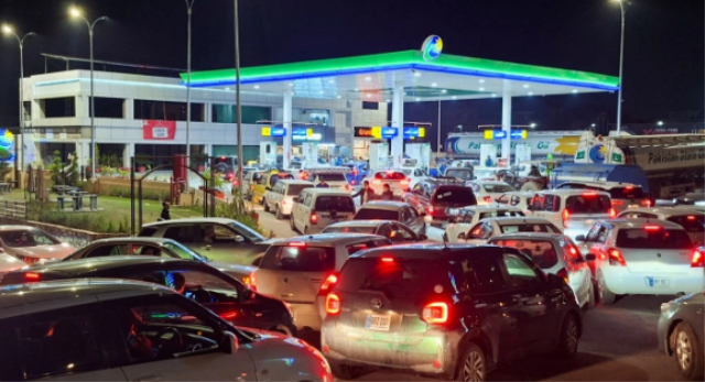 Savaş Pakistan'ı vurdu, haberi alan akaryakıt istasyonlarına koştu