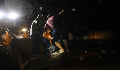 Nizip’i sel vurdu. Mahsur kalanlar iş makinesiyle kurtarıldı