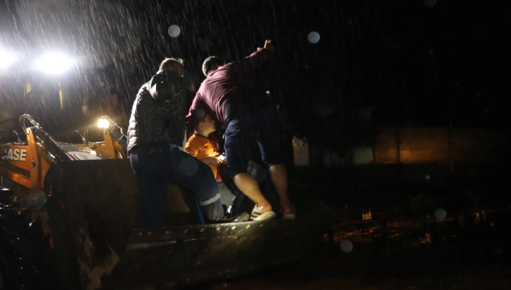 Nizip’i sel vurdu. Mahsur kalanlar iş makinesiyle kurtarıldı