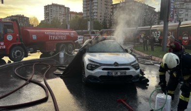 Kayseri'de elektrikli otomobil alev aldı