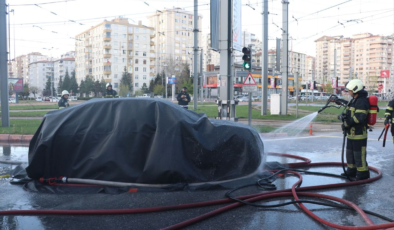 Kayseri'de yanan elektrikli otomobile battaniye yöntemiyle müdahale edildi