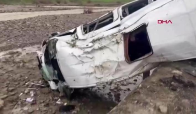 Muş’ta yolcu minibüsü dereye yuvarlandı: 16 yaralı