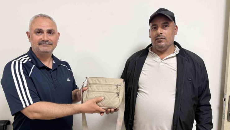 Emekli polis bulduğu içinde 250 bin TL'lik döviz olan çantayı sahibine teslim etti
