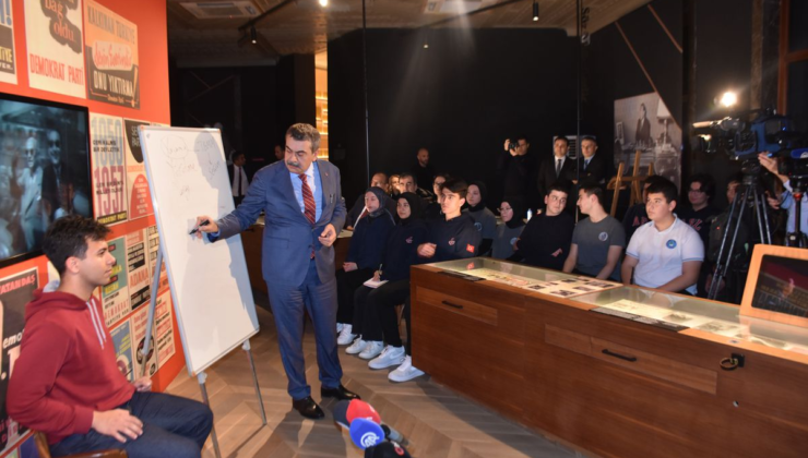 Bakan Tekin, Aydın'da lise öğrencilerine 'Demokrasi ve İnsan' dersi verdi