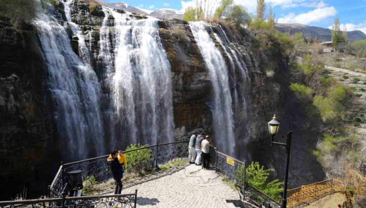 Tortum Şelalesi baharın gelişiyle coştu