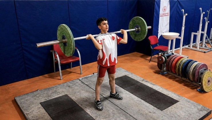Azimle başladığı halterde 12 yaşında Türkiye şampiyonluğuna ulaştı