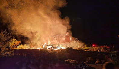 Manisa'da iki katlı evde yangın: 1 kişi dumandan etkilendi