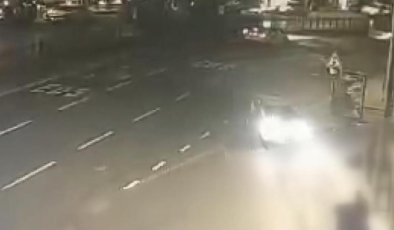 Otomobilin çarptığı motosiklet durağa daldı; 1 ölü 3 yaralı