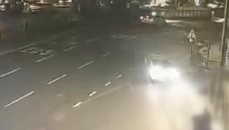 Otomobilin çarptığı motosiklet durağa daldı; 1 ölü 3 yaralı