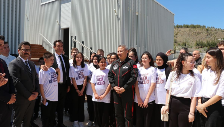 Türkiye'nin ilk astronotu Gezeravcı, Burdur'da öğrencilerle buluştu