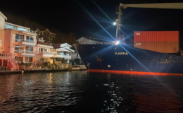 İstanbul Boğazı'nda gemi arızası: Yalıya ramak kala durdu!