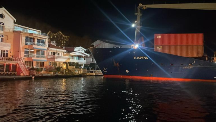 İstanbul Boğazı'nda gemi arızası: Yalıya ramak kala durdu!