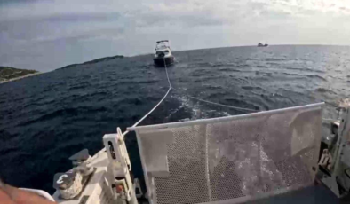 Motor arızasıyla sürüklenen teknedeki iki kişi kurtarıldı