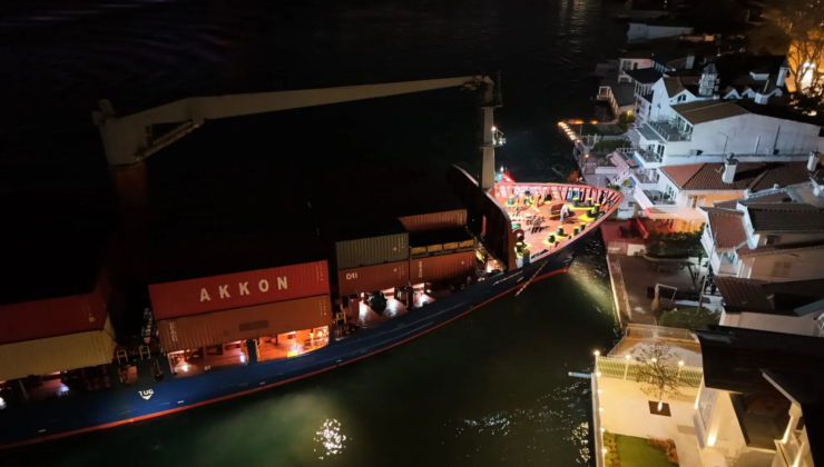 İstanbul Boğazı’nda gemi arızası. Yalıya çarpmaya metreler kala karaya oturdu