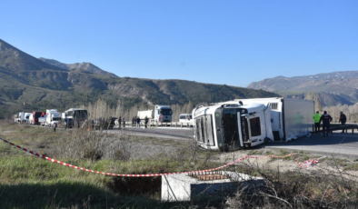 Sivas'ta TIR'ın devrildiği kaza nedeniyle ulaşım aksadı