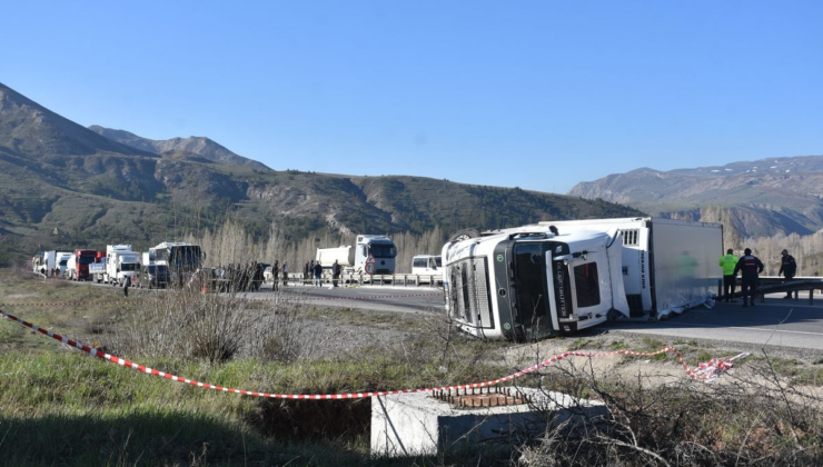 Sivas'ta TIR'ın devrildiği kaza nedeniyle ulaşım aksadı