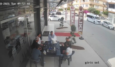 Sohbet masasına düşen davetsiz misafir kısa süreli paniğe neden oldu