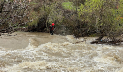 Hakkari'de dereye düşerek kaybolan çocuğu arama çalışmaları sürüyor