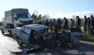 Kastamonu'da feci kaza kamerada: Otomobil ikiye bölündü