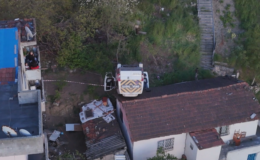Kağıthane'de okul servisi evin çatısına düştü