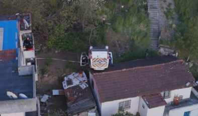Kağıthane'de okul servisi evin çatısına düştü