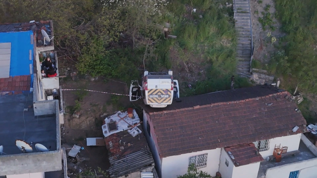 Kağıthane'de okul servisi evin çatısına düştü