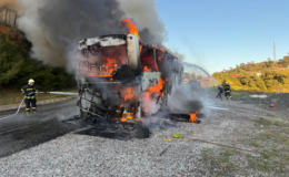 Seyir halindeki tur otobüsü alev topuna döndü