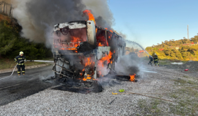 Seyir halindeki tur otobüsü alev topuna döndü