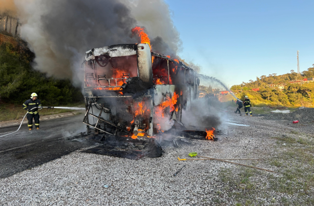 Seyir halindeki tur otobüsü alev topuna döndü