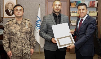 Tunceli'de boğulma tehlikesi geçiren kız çocuğunu kurtaran polisler ödüllendirildi