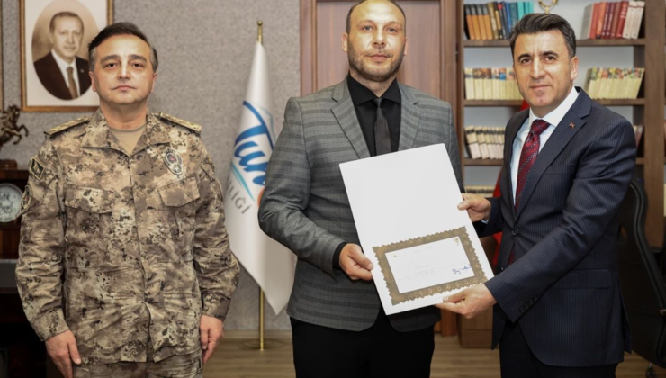 Tunceli'de boğulma tehlikesi geçiren kız çocuğunu kurtaran polisler ödüllendirildi