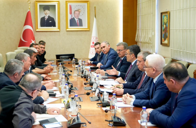 Günlerdir süren krizin ardından madenciler polislere çiçek verdi