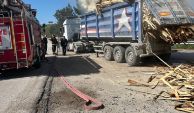 Balıkesir'de kereste yüklü tırda çıkan yangın söndürüldü