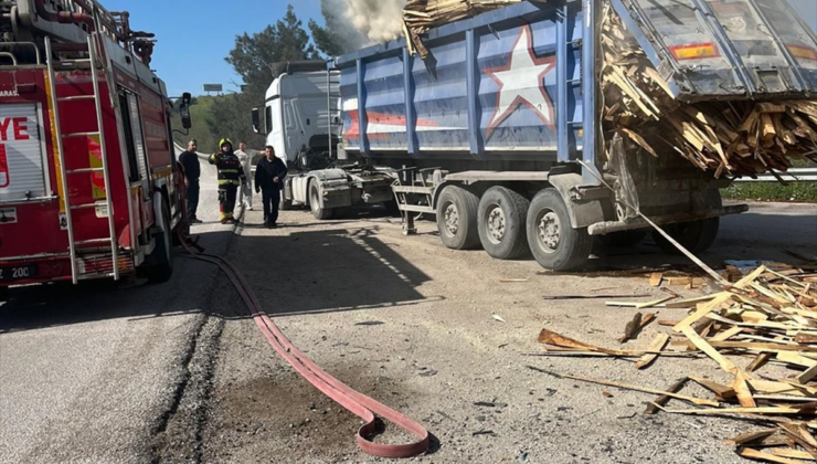 Balıkesir'de kereste yüklü tırda çıkan yangın söndürüldü