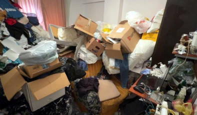 Avcılar'da 4 katlı binada 'çöp ev' gerginliği: 3 kamyon atık çıkarıldı