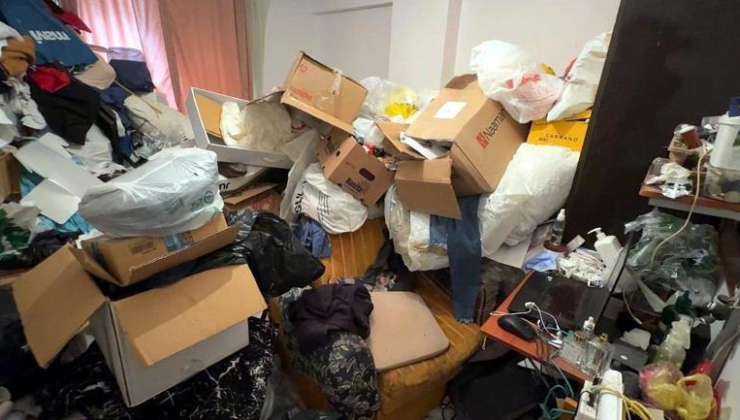 Avcılar'da 4 katlı binada 'çöp ev' gerginliği: 3 kamyon atık çıkarıldı