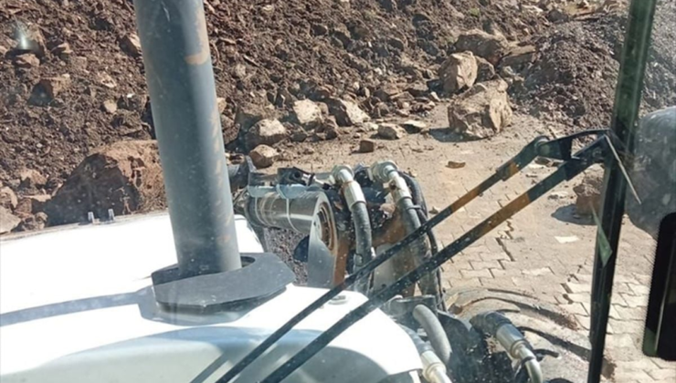 Hizan'da heyelan nedeniyle kapanan yollarda çalışmalar sürüyor