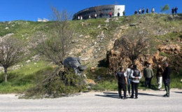 El freni çekilmeyen otomobil şarampole yuvarlandı