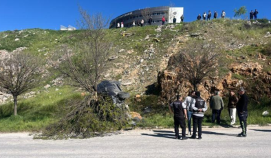 El freni çekilmeyen otomobil şarampole yuvarlandı