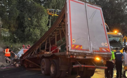 SON DAKİKA | Bornova'da freni patlayan tır karşı şeride geçti: Ölü ve yaralılar var