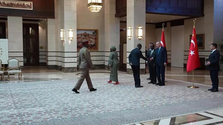 Türkiyeye atanan 5 yeni büyükelçi, Cumhurbaşkanı Erdoğana güven mektuplarını sundu