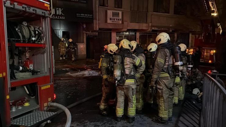 Bayrampaşa’da 5 katlı iş yerinde yangın