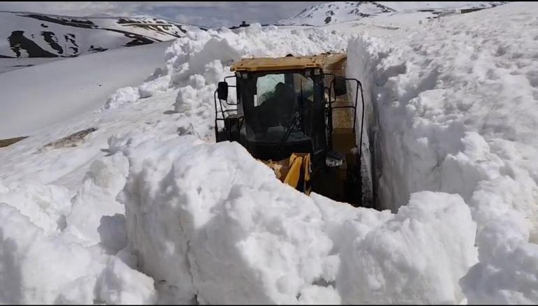 Vanın İran sınırında 3 metreyi aşan karla mücadele