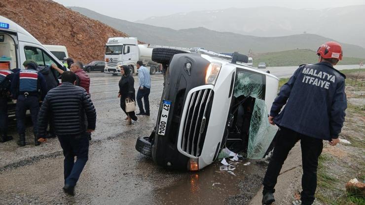 Malatya’da yolcu minibüsü devrildi: 12 yaralı