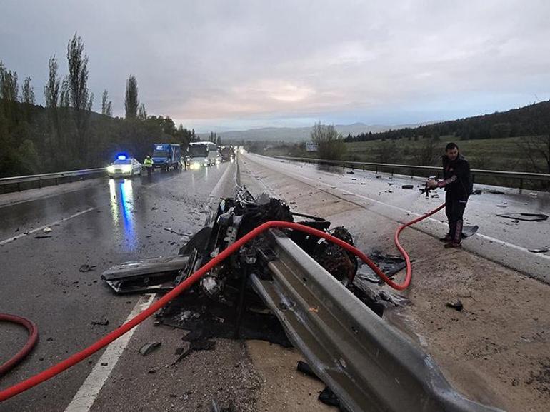 Bariyere çarpan otomobil alev alıp, yandı: 1 ölü, 1 yaralı