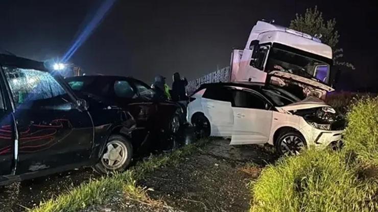 Uşak’ta 7 aracın karıştığı zincirleme kaza: 4 ölü 17 yaralı