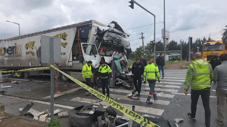Kırmızı ışıkta bekleyen tankere TIR çarptı: 1 ölü